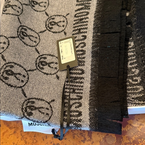 Moschino Gray and Black 100% Wool Fringe Throw Wrap Scarf. New With Tags - Picture 7 of 7